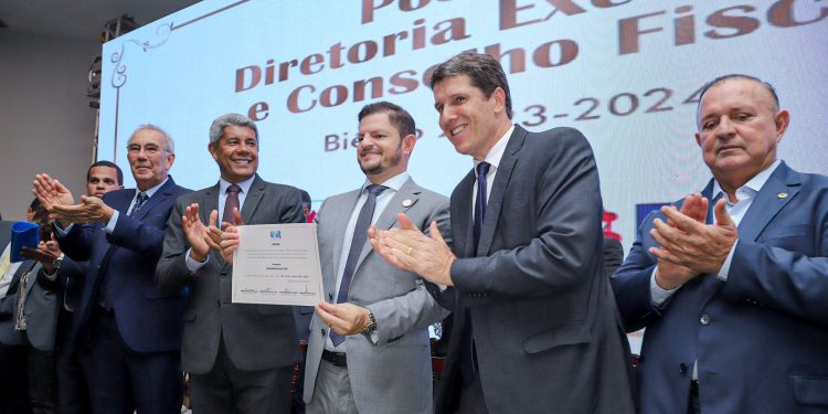 Quinho toma posse como presidente da UPB em cerimônia concorrida