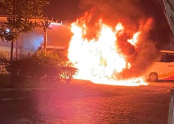 Incêndio atinge ônibus no terminal rodoviário de Amargosa