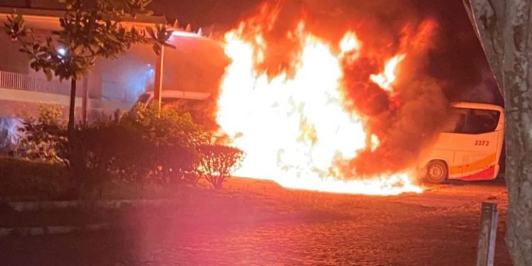 Incêndio atinge ônibus no terminal rodoviário de Amargosa