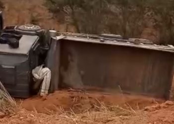Itaquara: Caçamba tomba após faltar freios e colidir com dois veículos na BA-250