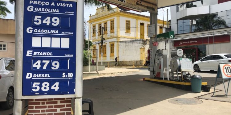 Acelen anuncia nova redução no preço dos combustíveis na Bahia