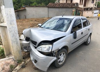 Carro colide com poste na ladeira da Bela Vista após desviar de moto; condutor foi encaminhado ao Prado Valadares