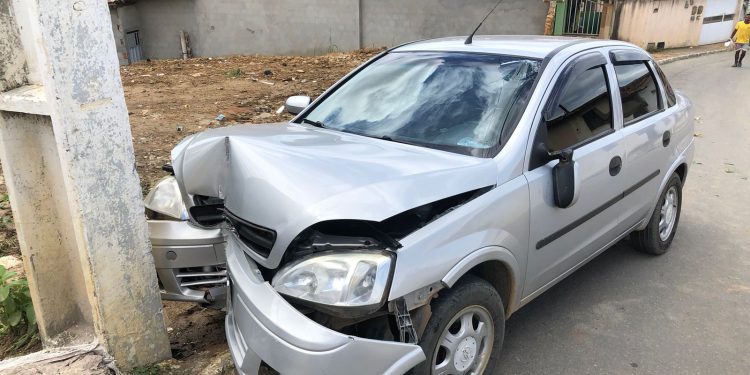 Carro colide com poste na ladeira da Bela Vista após desviar de moto; condutor foi encaminhado ao Prado Valadares