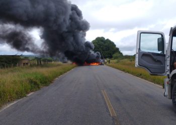Integrantes do MST voltam a bloquear BA-250 em protesto por reintegração de posse