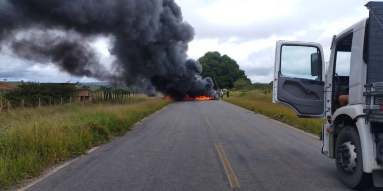 Integrantes do MST voltam a bloquear BA-250 em protesto por reintegração de posse