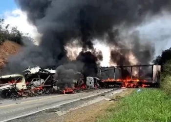 Colisão entre caminhão e carreta causa morte e congestionamento na BR-116, trecho de Irajuba