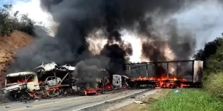 Colisão entre caminhão e carreta causa morte e congestionamento na BR-116, trecho de Irajuba