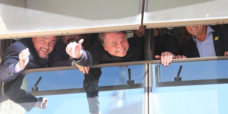 Bolsonaro chega ao Brasil após passar três meses nos Estados Unidos