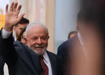 Lula tem pneumonia leve, cancela agenda e adia embarque para China