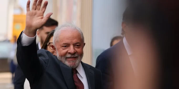 Lula tem pneumonia leve, cancela agenda e adia embarque para China