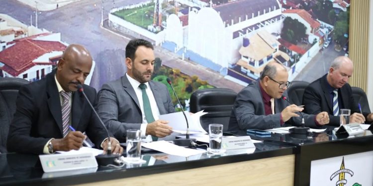 Câmara de Vereadores suspende sessão em virtude do falecimento de irmão de vereadora