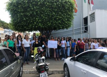 Professores protestam em frente a prefeitura de Jaguaquara e cobram reajuste salarial para a classe