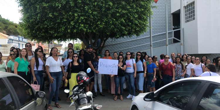 Professores protestam em frente a prefeitura de Jaguaquara e cobram reajuste salarial para a classe