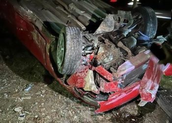 Carro capota na entrada de Jaguaquara próximo a um posto de combustíveis as margens da BR-420