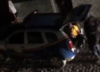 Vídeo mostra agentes da Guarda Municipal de Jaguaquara agredindo homem dentro da viatura