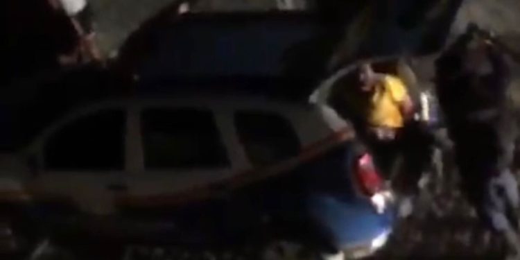 Vídeo mostra agentes da Guarda Municipal de Jaguaquara agredindo homem dentro da viatura