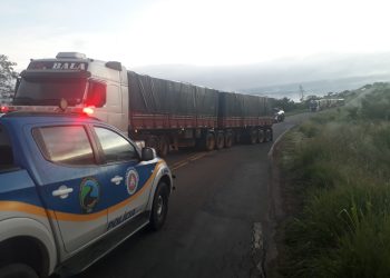 BA-026 é interditada por oito horas após carreta fazer L na rodovia e acidente com moto deixa um morto