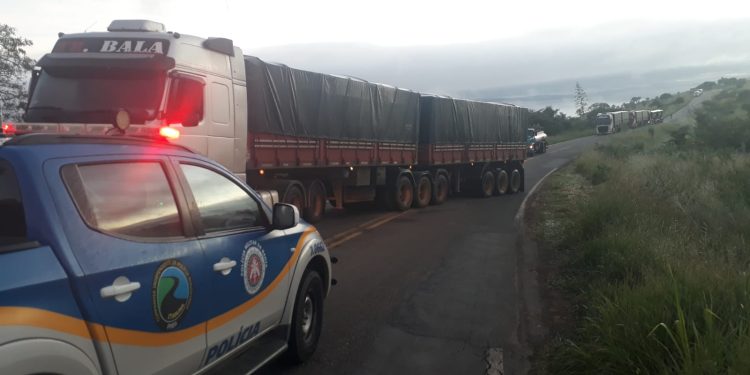 BA-026 é interditada por oito horas após carreta fazer L na rodovia e acidente com moto deixa um morto