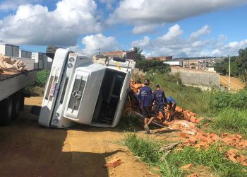 Caminhão carregado de blocos de cerâmica tomba na zona urbana de Jaguaquara; Não houve feridos