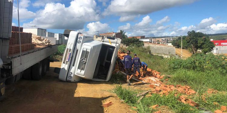 Caminhão carregado de blocos de cerâmica tomba na zona urbana de Jaguaquara; Não houve feridos