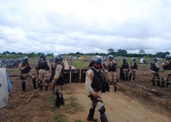 Polícia Militar cumpre decisão judicial de reintegração de posse de fazenda ocupada pelo MST