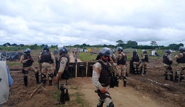 Polícia Militar cumpre decisão judicial de reintegração de posse de fazenda ocupada pelo MST