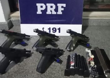 PRF apreende 5 pistolas e 15 carregadores durante abordagem a um ônibus em Jequié