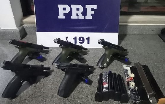 PRF apreende 5 pistolas e 15 carregadores durante abordagem a um ônibus em Jequié