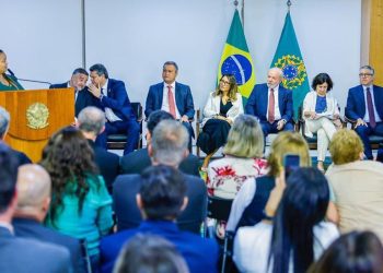 Lula assina projeto de lei que garante verba para piso salarial da enfermagem