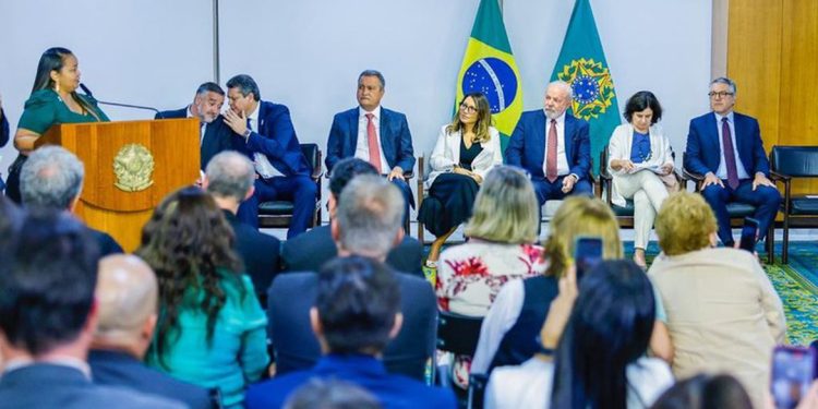 Lula assina projeto de lei que garante verba para piso salarial da enfermagem