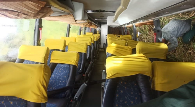 Ônibus da Camurujipe que fazia linha Salvador/Maracás cai em ribanceira na BR-101 e deixa feridos