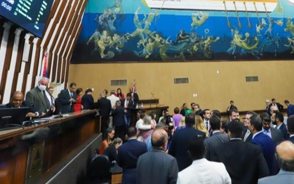 Em meio a protestos, Assembleia Legislativa aprova reajuste salarial de 4% para servidores estaduais