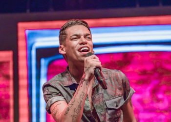 Prefeitura de Jaguaquara anuncia show de Devinho Novaes no aniversário da cidade, após secretário descartar festa a noite