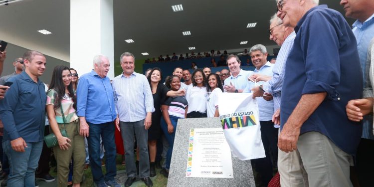Jerônimo encaminha projeto de lei para reajuste nos salários dos professores da educação básica