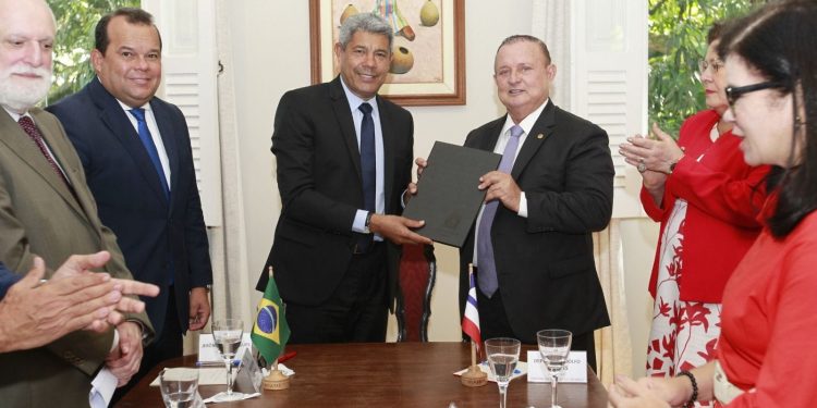 Jeronimo reúne poderes e entrega Lei de Diretrizes Orçamentárias 2024 para o presidente da Assembleia Legislativa