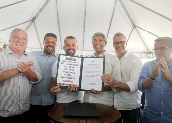 Governador Jerônimo entrega obras de infraestrutura, segurança e esporte, em Gandu