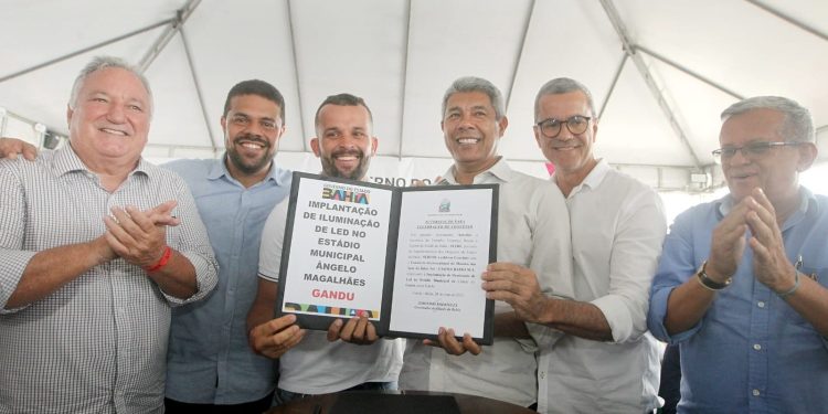 Governador Jerônimo entrega obras de infraestrutura, segurança e esporte, em Gandu