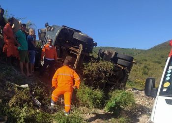 Tombamento de carreta deixa feridos na “Curva da Morte” entre Maracás e Pé de Serra