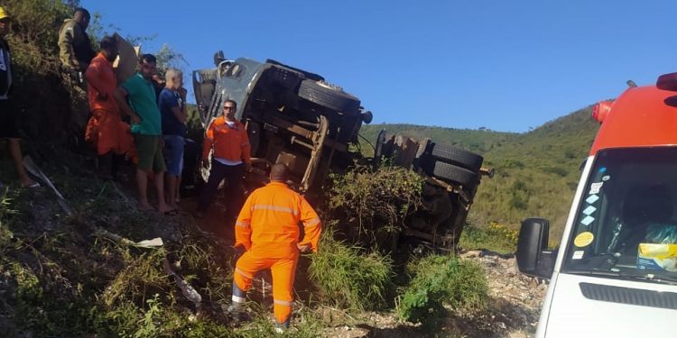 Tombamento de carreta deixa feridos na “Curva da Morte” entre Maracás e Pé de Serra