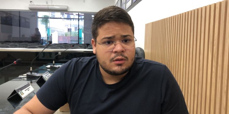 Vereador de oposição denuncia falta de ação da Prefeitura diante da queda populacional em Jaguaquara