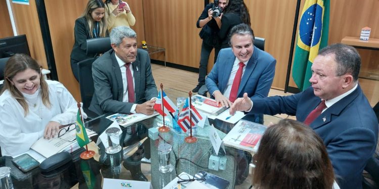 Em Brasília, Jerônimo trata da retomada de obras nas áreas de Habitação e Educação na Bahia