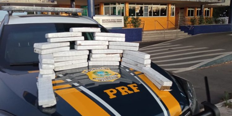 PRF apreende 27 Kg de maconha e prende homem por tráfico de drogas em Vitória da Conquista