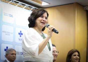 ‘É hora de intensificar a vacinação’, diz ministra da saúde sobre Covid-19