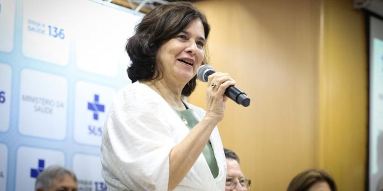 ‘É hora de intensificar a vacinação’, diz ministra da saúde sobre Covid-19