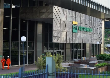 Petrobras reduz preço do gás natural vendido a distribuidoras a partir desta segunda