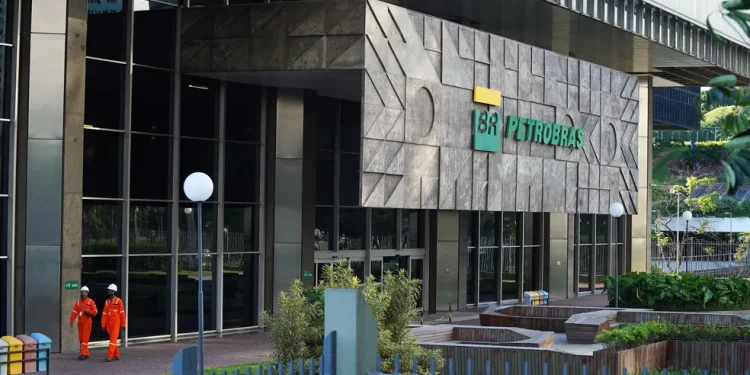 Petrobras reduz preço do gás natural vendido a distribuidoras a partir desta segunda