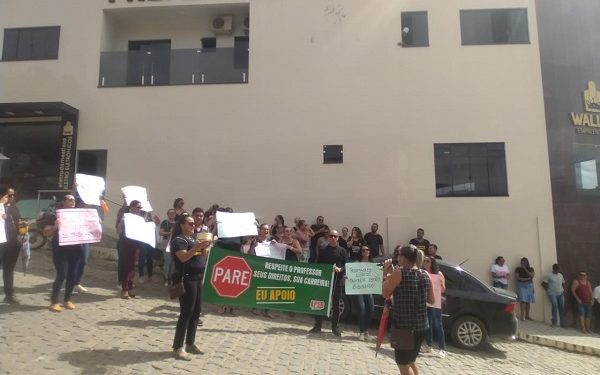 Apuarema: Após 2 meses de atraso salarial, professores fazem nova paralisação e protesto