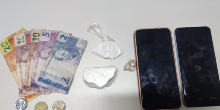 PM cumpre mandado de prisão ao deter dois homens por tráfico de drogas em Jaguaquara