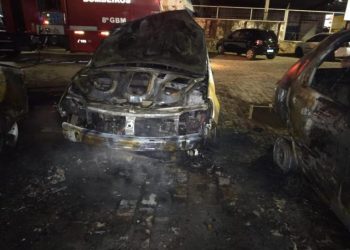 Incêndio em Jequié destrói 4 carros após veículo estacionado próximo a fogueira incêndiar