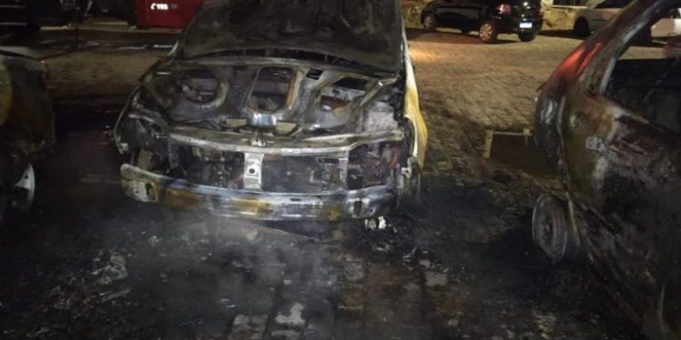 Incêndio em Jequié destrói 4 carros após veículo estacionado próximo a fogueira incêndiar
